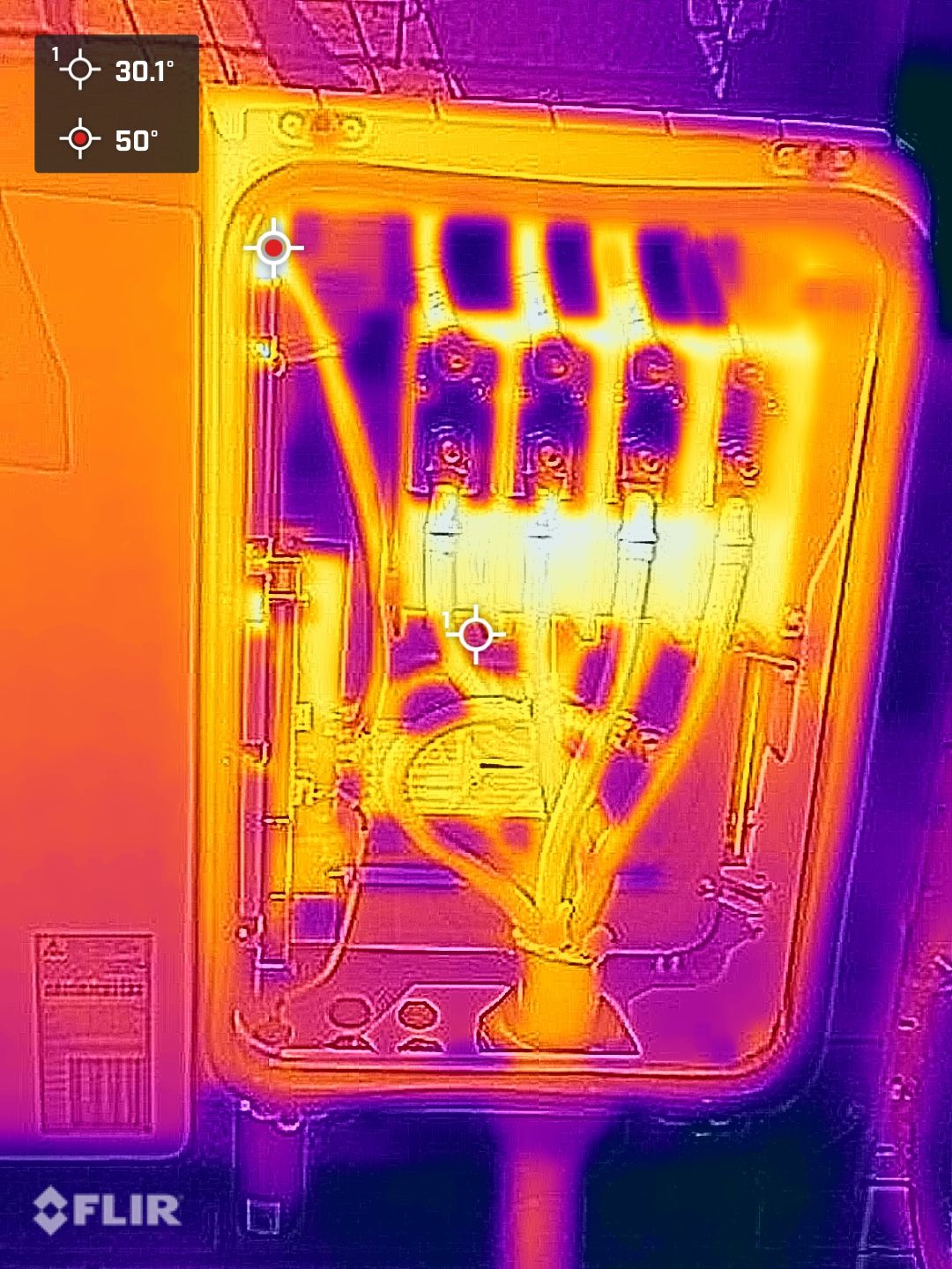 Thermal image of the same inverter terminal box under load, peaking at 50&deg;C.